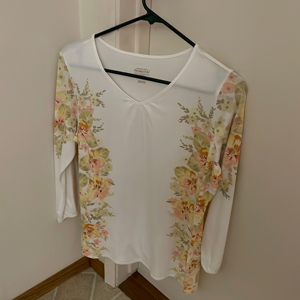 Floral V-Neck Tee💕2for$40